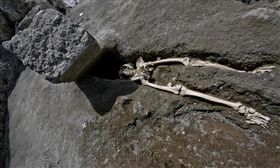 義大利維蘇威火山爆發，居民逃難不及遭巨石砸死（圖／翻攝自推特）