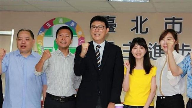 姚姚來了！「友柯」議員被拱站中間