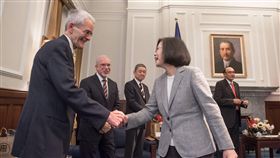 蔡英文總統31日上午接見「福爾摩沙論壇：2018海事安全對話」外國專家學者。（圖／總統府提供）