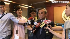 法務部政務次長陳明堂，丟擲汽油彈。潘千詩攝影