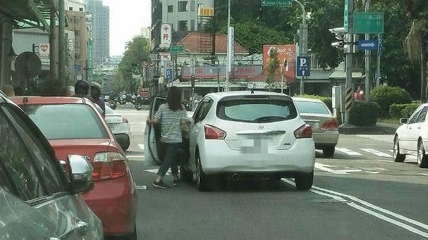 馬路妳開的？大媽違停路中央下車血拼
