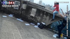 員警趁女子不注意，一把將她拉下圍牆，解除危機。