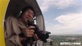 ▲▼齊柏林常一工作起來就專注投入到忘記自身安危。（圖／張育銘導演提供）