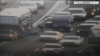 不滿被按喇叭　男國道逼車攔車毆人