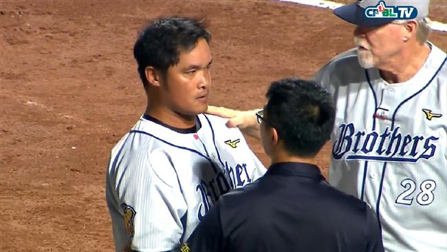 林智勝重返一軍首打席　遭頭部觸身球
