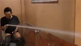 ▲馬桶右側的噴射式水管(圖／翻攝自Ham NiTi Jamwijitwech臉書影片)