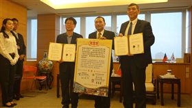 侯友宜接見「危機管理網」首爾市代表，受贈百萬救災VR訓練場景。（圖／新北市消防局提供）