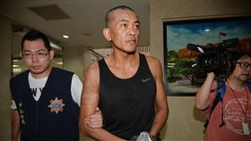 國民黨中央黨部縱火犯移送（2）台北市中山區八德路上的國民黨中央黨部31日凌晨遭人縱火，警方獲報立即到場，將犯案的蔡姓男子（中）壓制逮捕，詢後移送台北地檢署偵辦。中央社記者孫仲達攝　107年5月31日