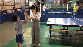 福原愛打桌球和民眾同樂（圖／翻攝自福原愛臉書）