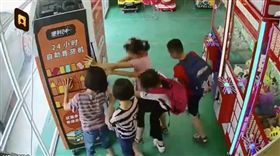 大陸廣東有5名小學童日前到一間自動販賣機店舖偷竊，合力破壞販賣機讓飲料從縫隙掉落，最後再以「石頭剪刀布」猜拳分贓。而小學童的偷竊行為全被監視器拍下，目前事件仍在調查、釐清中。（圖／翻攝自梨視頻）