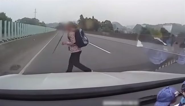 老婦搶快闖「高速公路」！遭撞成一團