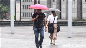 大雨、下雨、雷雨、梅雨、午後雷陣雨、撐傘。 （圖／記者林敬旻攝）