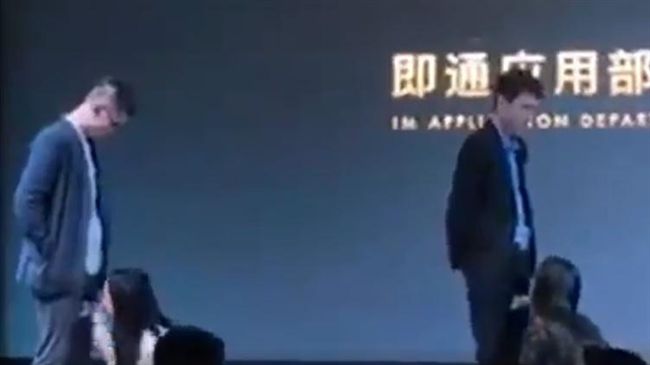 尾牙低俗如鬧婚！男跨下夾瓶女用嘴開