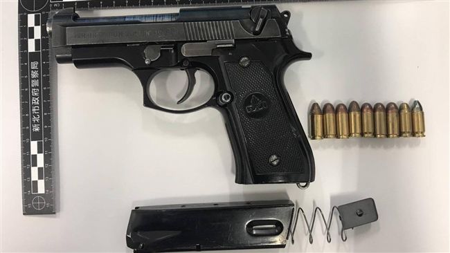 男擁槍見警逃逸　鑽小巷GG了！