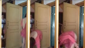 人妻惡搞快遞員　圖／翻攝自推特