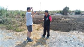 林邊溪上游河床堆滿豬雞糞　環保局找元凶屏東縣新埤鄉林邊溪上游河床高灘地遭堆置幾百噸的豬、雞糞，國民黨籍屏東縣議員王志豐（右）接獲民眾檢舉，31日會同環保局人員前往稽查。環保局說，將找出行為人依廢棄物清理法處罰。（王志豐提供）中央社記者郭芷瑄傳真　107年5月31日