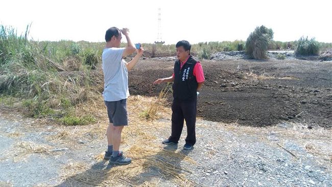 林邊溪河床堆百噸豬雞糞　環局找元凶
