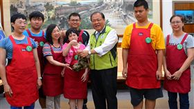 澎湖庇護工場推肉粽　陳光復號召各界響應澎湖縣身心障礙者服務協會庇護工場「小步廚房」配合端午節慶，推出肉粽等應景食品，澎湖縣長陳光復（右3）31日認購1000顆，也呼籲各界發揮愛心響應。中央社　107年5月31日