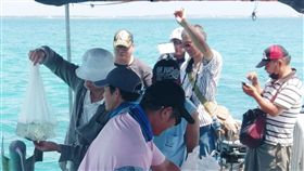 水試所澎湖生物中心放流10萬隻沙蟹行政院農委會水試所澎湖生物中心人員31日搭船出海，赴白沙通梁海域的海草移植復育試驗區放流10萬隻俗稱「沙蟹」的遠海梭子蟹種苗，盼助豐富近海蟹類資源。中央社  107年5月31日