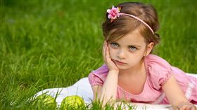 女童,女孩,公主,可愛,臭臉,草地（圖／Pixabay）