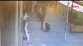 土耳其一名男子當街暴打妻子，正義路人飛撲救援（圖／翻攝自每日星報影片）