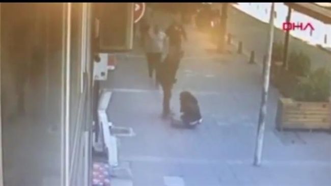 人妻當街遭狠夫暴打　帥男飛撲神救援
