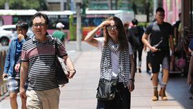 北市氣溫飆高（2）中央氣象局觀測，台北市27日上午氣溫飆到攝氏38.2度，是今年全台新高溫，氣象局提醒民眾外出注意防曬，預防中暑及熱傷害。中央社記者張皓安攝　107年5月27日