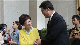 呂秀蓮姚文智政見發表會前握手致意（2）前副總統呂秀蓮（左3）、民主進步黨立委姚文智（右2）26日出席民進黨2018年台北市長候選人電視政見發表會，會前兩人握手致意。中央社記者徐肇昌攝　107年5月26日