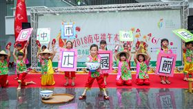 南屯端午木屐節  歡迎來穿木屐躦鯪鯉端午節即將到來，台中市政府31日舉辦「南屯端午木屐節」活動記者會，歡迎大家6月18日到南屯萬和宮一起「穿木屐躦鯪鯉」。中央社記者郝雪卿攝  107年5月31日