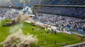 球迷輸不起毀掉比賽　反害愛隊虧千萬 
足球,波蘭,華沙萊吉亞,波茲南萊赫,暴亂,煙火,閉門比賽
https://goo.gl/pPK1wm