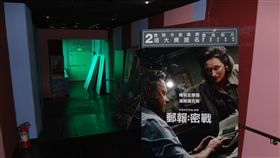 北市2電影院稽查不合格（1）台北市法務局31日公布今年1至5月電影院聯合稽查結果，朝代大戲院因公共安全檢查不合格，遭裁罰新台幣6萬元。圖為電影院通道堆積雜物影響逃生。（法務局提供）中央社記者梁珮綺傳真　107年5月31日