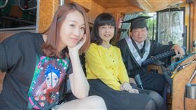 46歲遊覽車司機空檔進修　畢業考上研究所嘉南藥理大學食品科技系應屆畢業生林棋田（右）已46歲，利用當遊覽車司機的工作空檔進修，也順利拚上研究所，獲頒畢業生群育獎。圖為林棋田與老師、好友在遊覽車上拍攝畢業照。（嘉南藥理大學提供）中央社記者楊思瑞台南傳真　107年5月30日