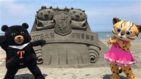 台中大安沙雕音樂季將登場2018台中大安沙雕音樂季宣傳記者會30日在大安濱海樂園舉辦，台中花博吉祥物「樂虎」與交通部觀光局吉祥物「喔熊」同為活動造勢，歡迎民眾6月2日起前來共襄盛舉。（台中市政府提供）中央社記者趙麗妍傳真　107年5月30日