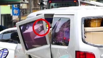 廂型車遭撞翻　小客車「標章」黏車窗