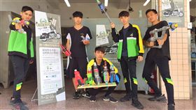 高中畢展不呆板　理論應用展創意（2）桃園市大溪區至善高中汽車修護科學生們運用動力機械、機電整合、液氣壓原理等，將科普理論轉化成趣味創意發明，在畢業科展中呈現。中央社記者吳睿騏攝　107年5月30日