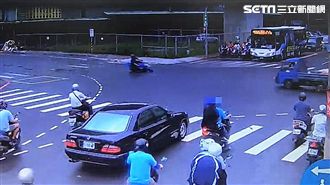 騎士卡車底慘死　驚悚監視器畫面曝光