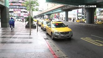 想載客得先繳錢！大黃蜂貼紙當通關