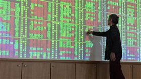 台股開高走低　跌52.55點（2）台北股市23日終場跌52.55點，收10886.18點，跌幅0.48%，成交金額新台幣1375.69億元。中央社記者董俊志攝　107年5月23日