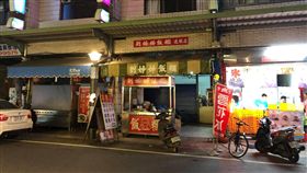 不少學生升學都會選擇熱門有「錢」途的科系，但事實上卻沒想像中有前途。有一名機械科畢業的網友日前在路邊賣巧克力，結果隔壁攤賣冰、賣麵的攤販也都學機械，他調侃地說「機械餐飲科系！」（圖／翻攝自爆廢公社）