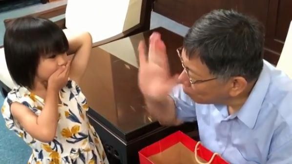 小蘿莉獻飛吻　網：柯P母湯喔～