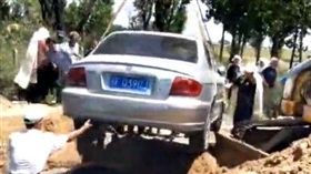 大陸河北村民土葬 用轎車當棺材／秒拍