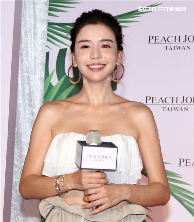 李毓芬休閒辣曬比基尼曲線，演繹夏日海灘度假造型。（記者邱榮吉/攝影）