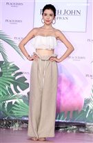 李毓芬休閒辣曬比基尼曲線，演繹夏日海灘度假造型。（記者邱榮吉/攝影）