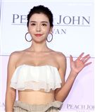 李毓芬休閒辣曬比基尼曲線，演繹夏日海灘度假造型。（記者邱榮吉/攝影）