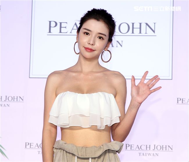 李毓芬休閒辣曬比基尼曲線，演繹夏日海灘度假造型。（記者邱榮吉/攝影）