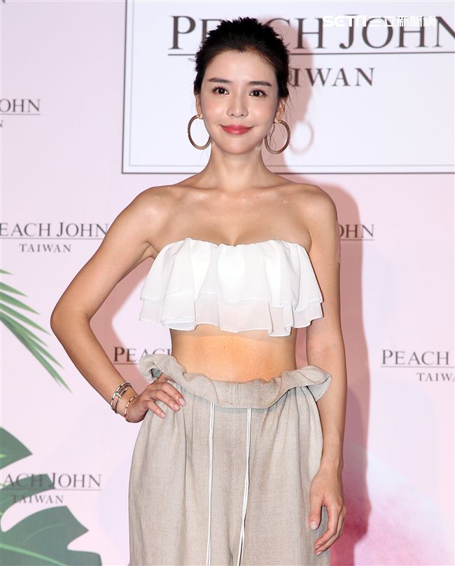 李毓芬休閒辣曬比基尼曲線，演繹夏日海灘度假造型。（記者邱榮吉/攝影）