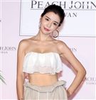 李毓芬休閒辣曬比基尼曲線，演繹夏日海灘度假造型。（記者邱榮吉/攝影）