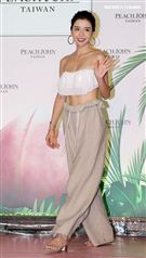 李毓芬休閒辣曬比基尼曲線，演繹夏日海灘度假造型。（記者邱榮吉/攝影）