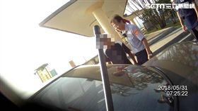 男駕車欲衝水庫尋死　警苦勸「現在缺水，嘜阿捏啦！」
嘉義,仁義潭水庫,缺水,輕生,自殺,酒駕,罰金
圖／翻攝畫面