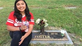 美國,德州,拍照,母親,癌症,墓碑,Savannah,合照,畢業,開學,約定　圖／翻攝自推特　https://goo.gl/9QVfLf